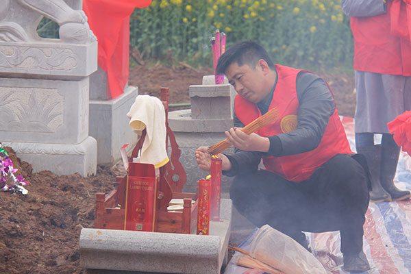 2019年清明宋朴宗亲在一世祖墓地前敬香-横溪宋氏